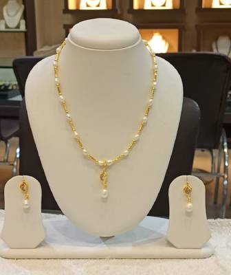 White pearl necklaces 1