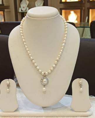 White pearl necklaces 1