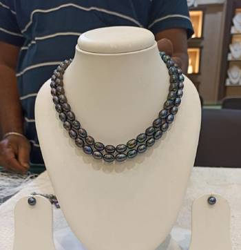 Black pearl necklaces 1
