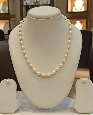 White pearl necklaces 1