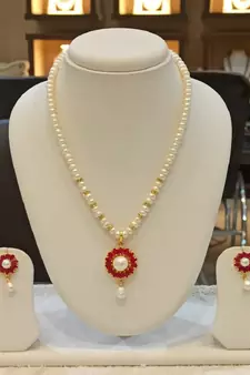 Multicolor pearl necklaces