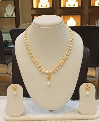 White pearl necklaces 1