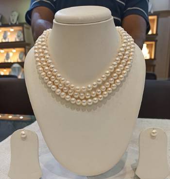 White pearl necklaces 1