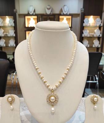 White pearl necklaces 1