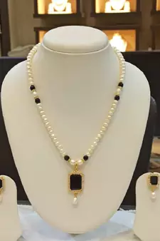 Multicolor pearl necklaces