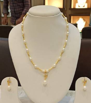 White pearl necklaces 1