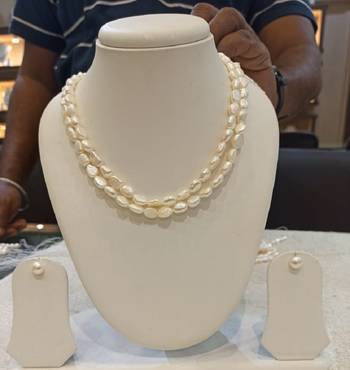 White mother of pearl necklaces 1