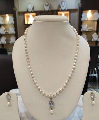 White pearl necklaces 1