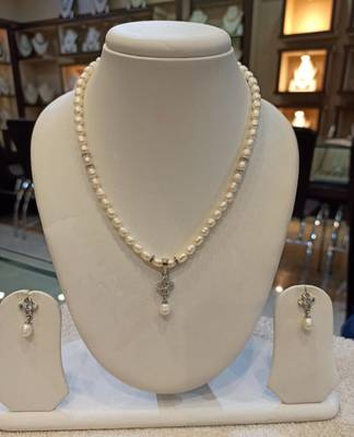 White pearl necklaces 1