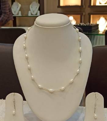 White pearl necklaces 1