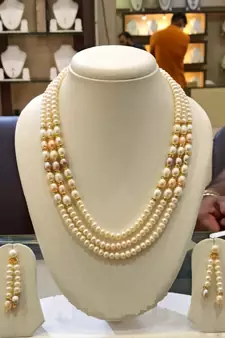 Multicolor pearl necklaces