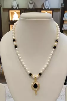 Multicolor pearl necklaces