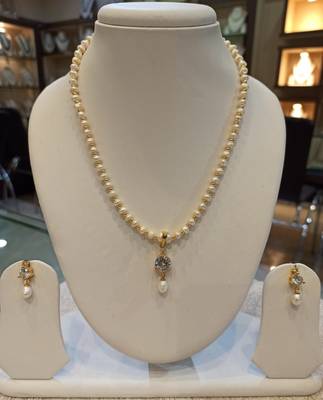 White pearl necklaces 1
