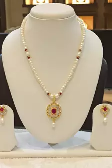 Multicolor pearl necklaces