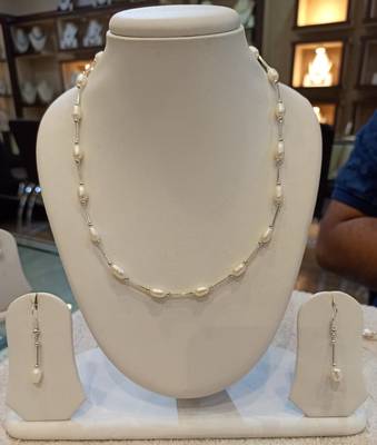 White pearl necklaces 1