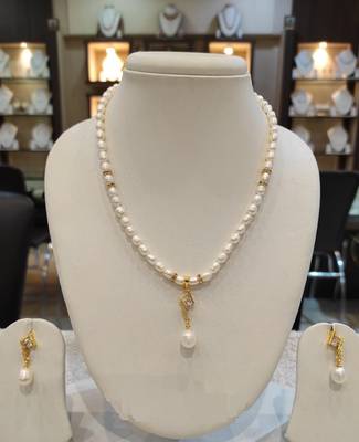 White pearl necklaces 1