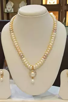 Multicolor pearl necklaces