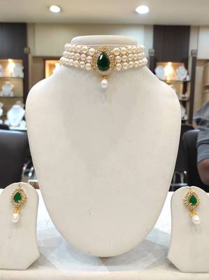 White pearl chokers 1