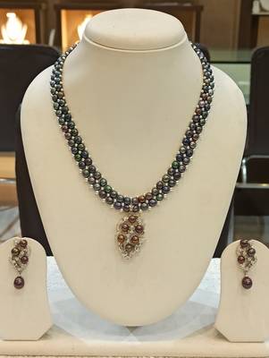 Black pearl necklaces 1