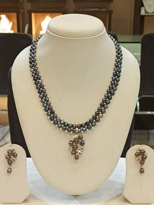 Black pearl necklaces 1