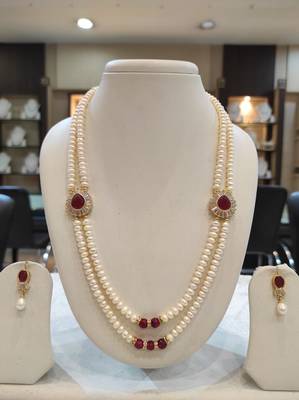 White pearl necklaces 1