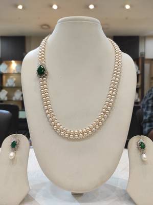 White pearl necklaces 1