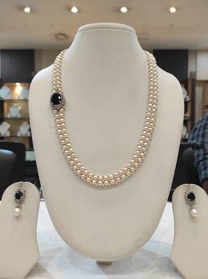 White pearl necklaces 1