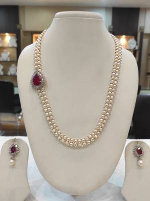 White pearl necklaces 1