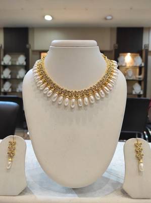 White pearl necklaces 1