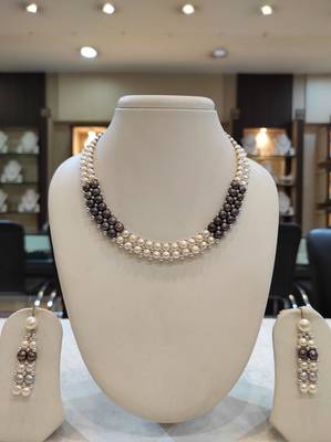 White pearl necklaces 1