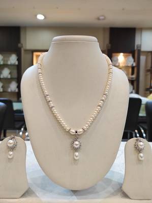 White pearl necklaces 1