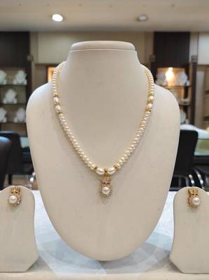 White pearl necklaces 1