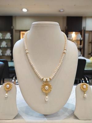 White pearl necklaces 1