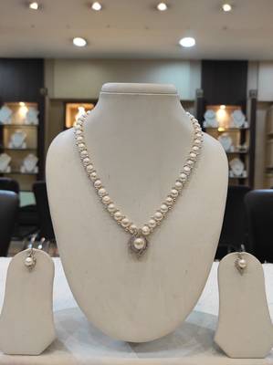 White pearl necklaces 1