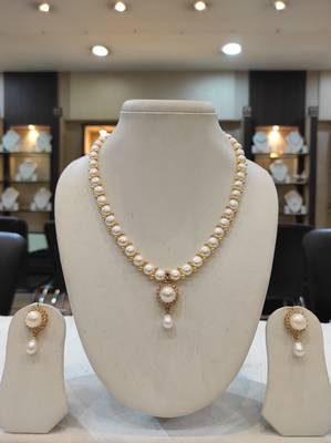 White pearl necklaces 1
