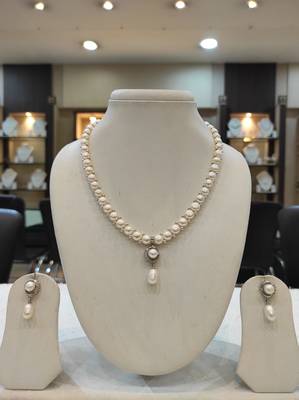 White pearl necklaces 1