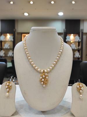 White pearl necklaces 1