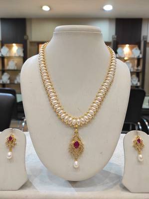 White pearl necklaces 1