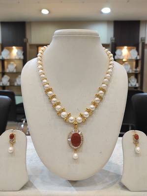 White pearl necklaces 1