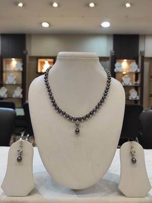 Black pearl necklaces 1