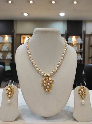 White pearl necklaces 1