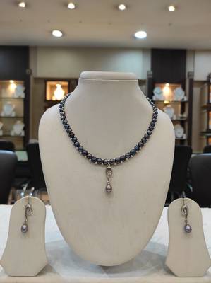 Black pearl necklaces 1