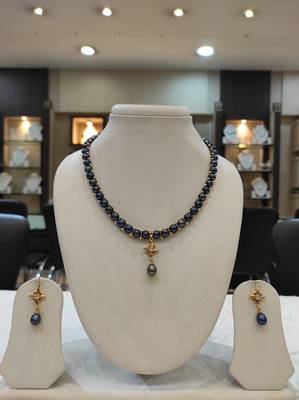 Black pearl necklaces 1
