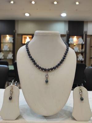 Black pearl necklaces 1