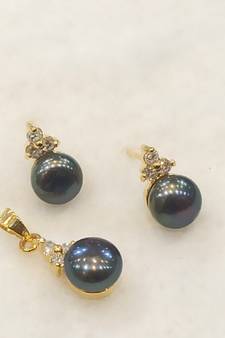 Black pearl pendants