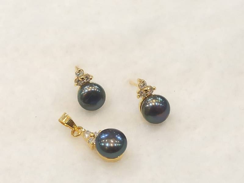 Black pearl pendants
