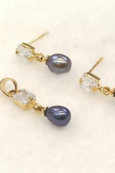 Black pearl pendants