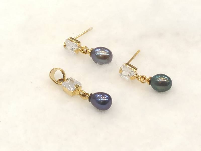 Black pearl pendants