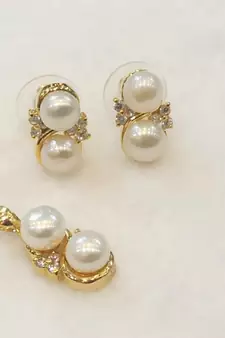 White pearl pendants
