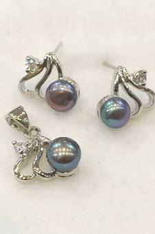 Black pearl pendants
